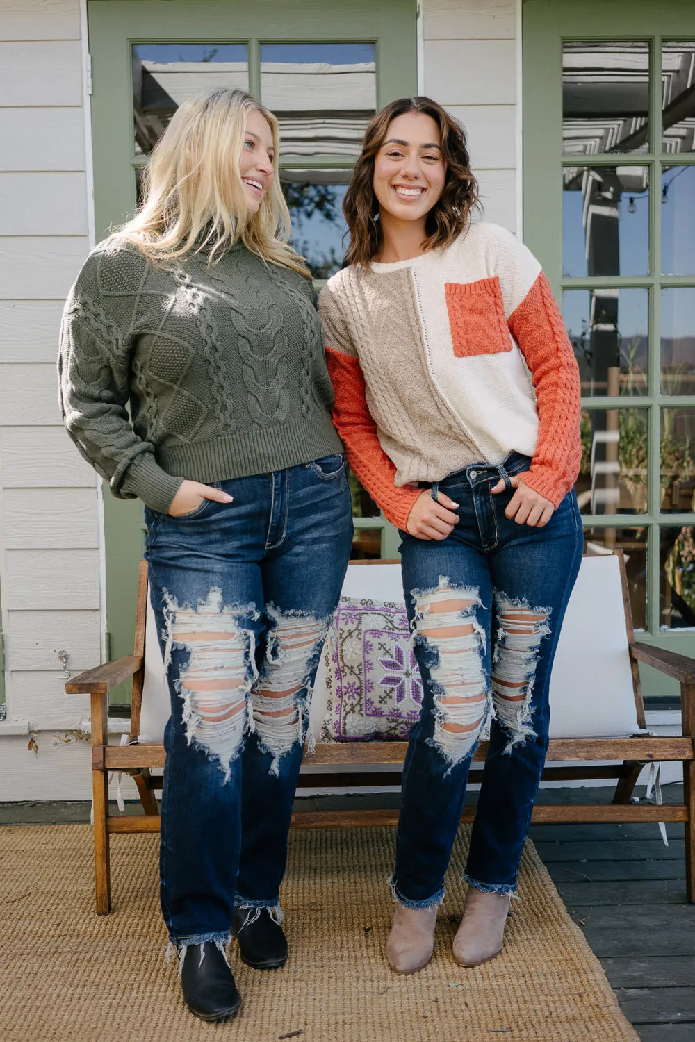 Lisse Mid Rise Ripped Straight Fit Jeans