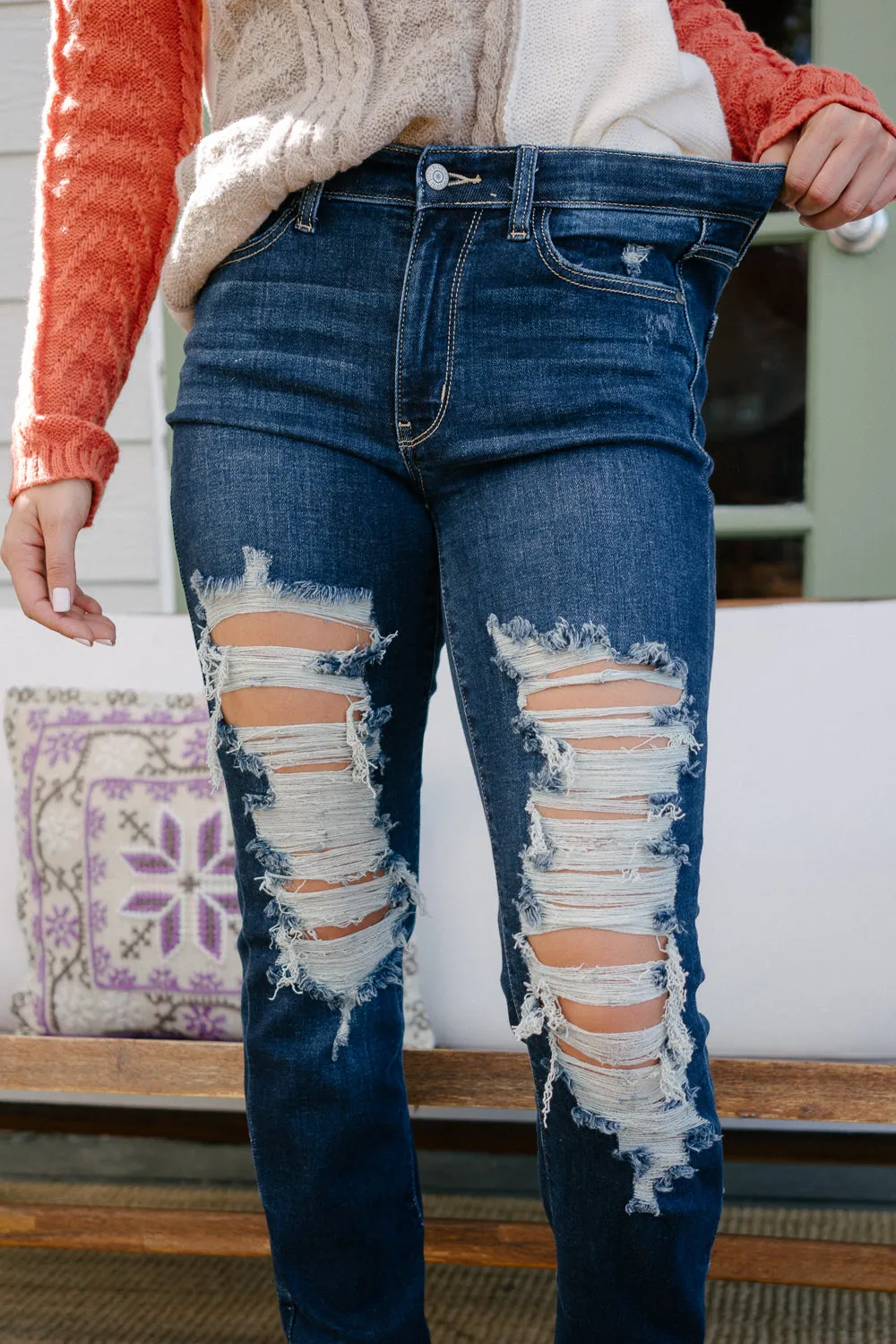 Lisse Mid Rise Ripped Straight Fit Jeans