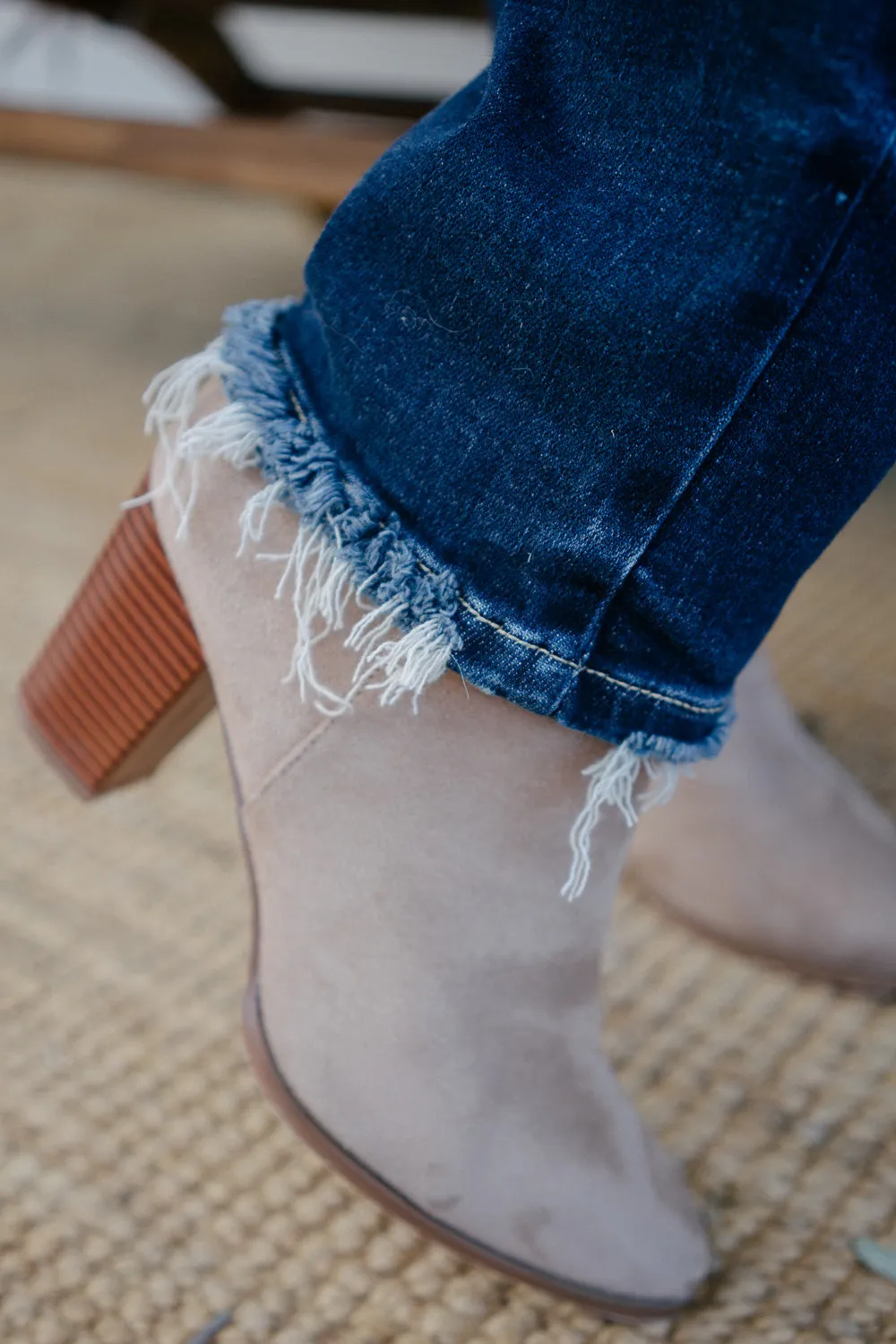 Lisse Mid Rise Ripped Straight Fit Jeans